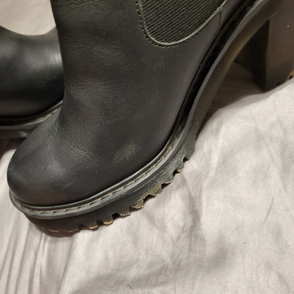 Dr. Martens Hursten Heeled Chelsea Boot - Picture 3 of 5
